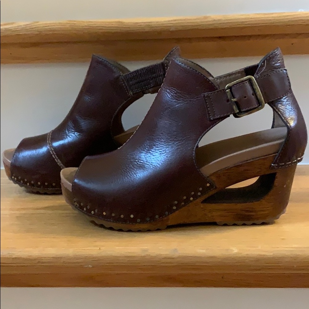 Dansko size 7 Brown Shoe RARE
